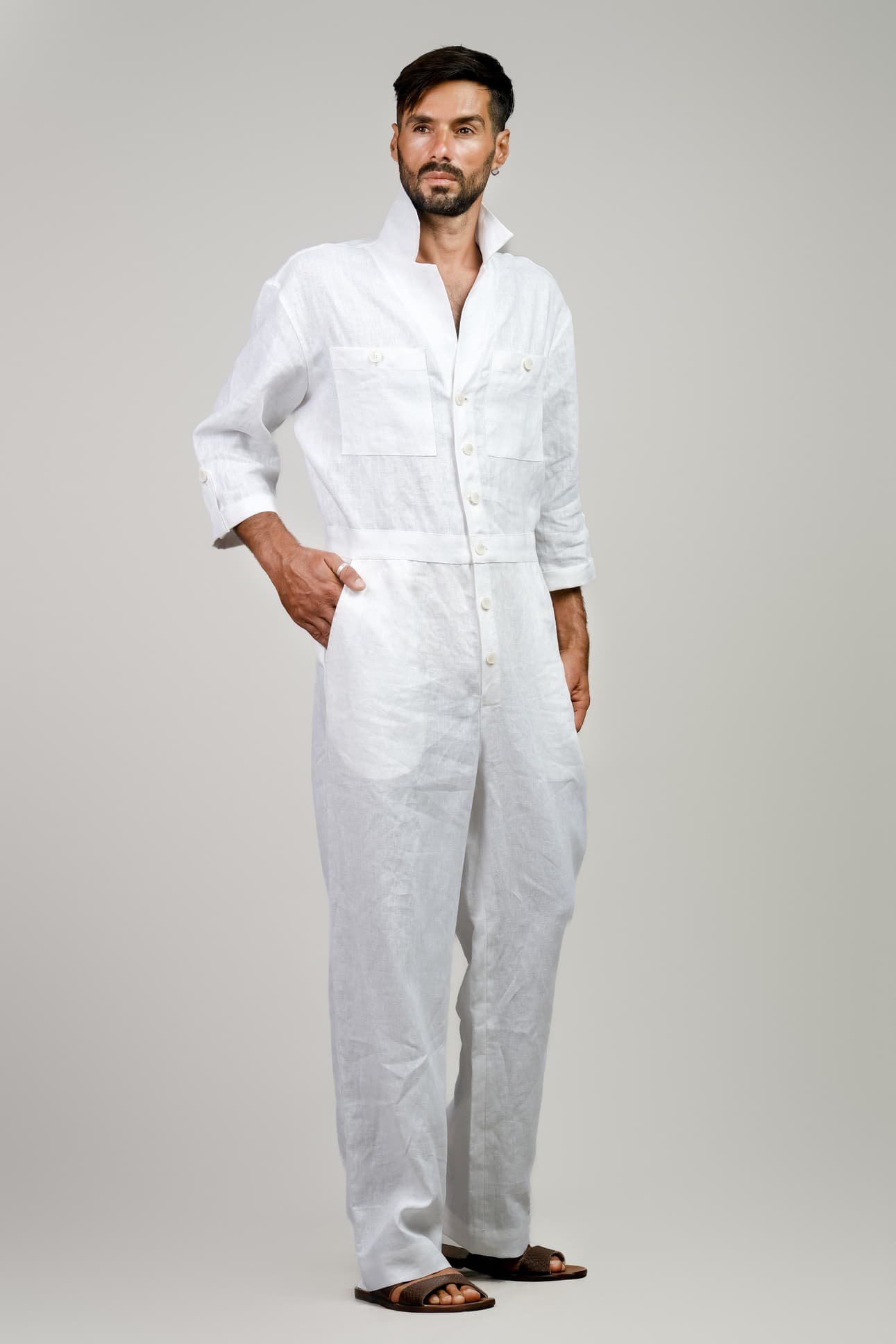 JUMPSUIT LINEN TRẮNG CỔ BẺ THỜI TRANG