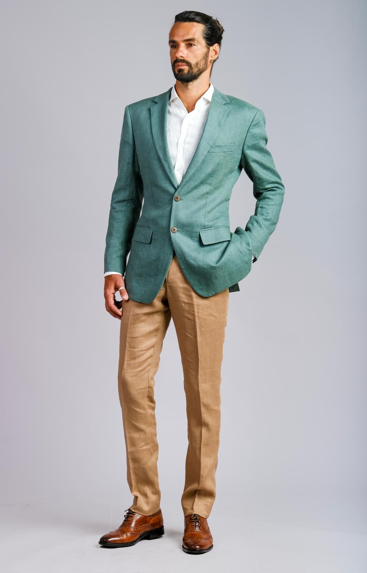 CASUAL LINEN JACKET & BEIGE TROUSERS