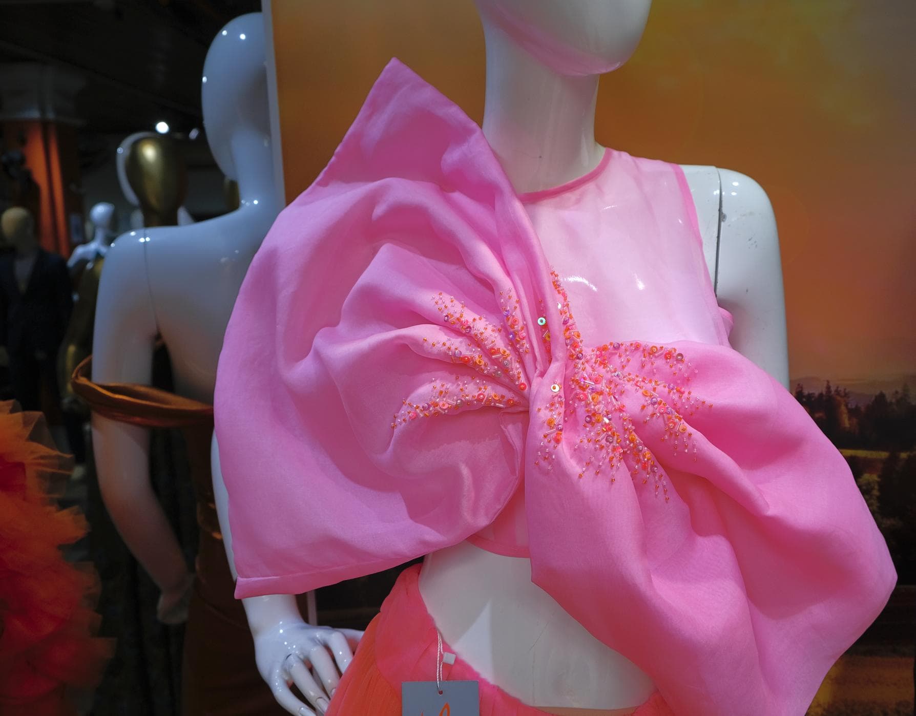 ÁO TOP VẢI ORGANZA GẮN NƠ LỚN TRƯỚC