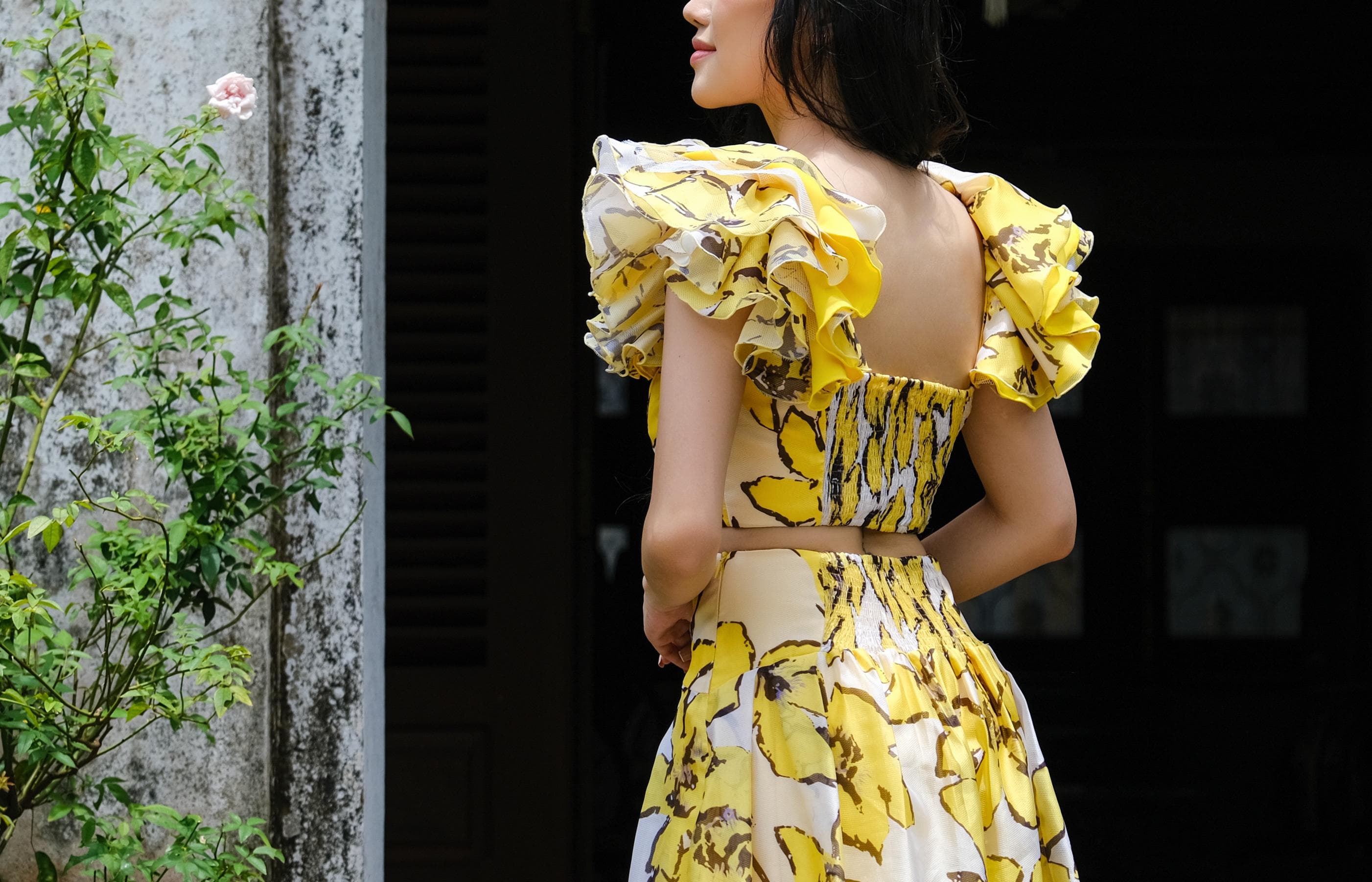 YELLOW SHORT CROP TOP WITH FRELLY STRAPS