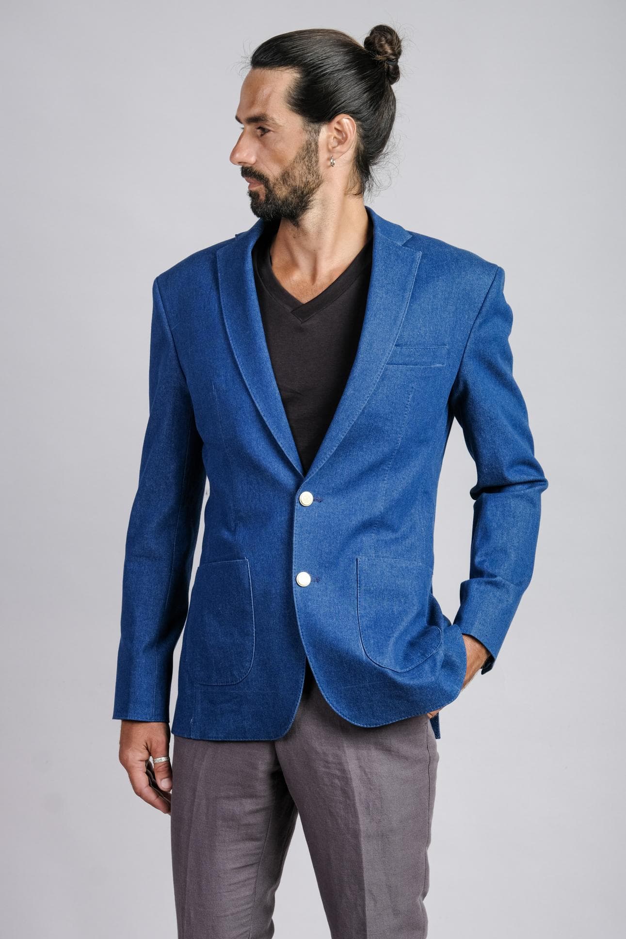 JACKET DENIM ĐỘT CHỈ VÀ QUẦN LINEN SLIM-FIT.
