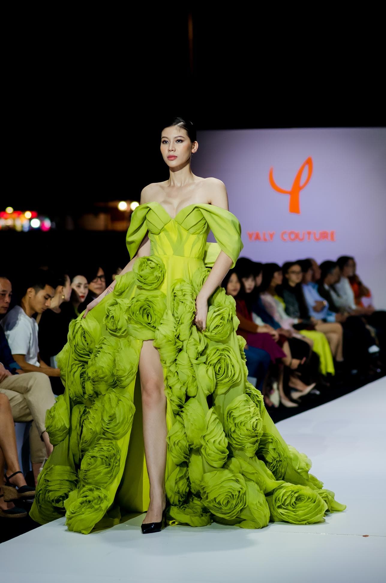 ĐẦM DÀI XANH LÁ ĐÍNH HOA HỒNG
