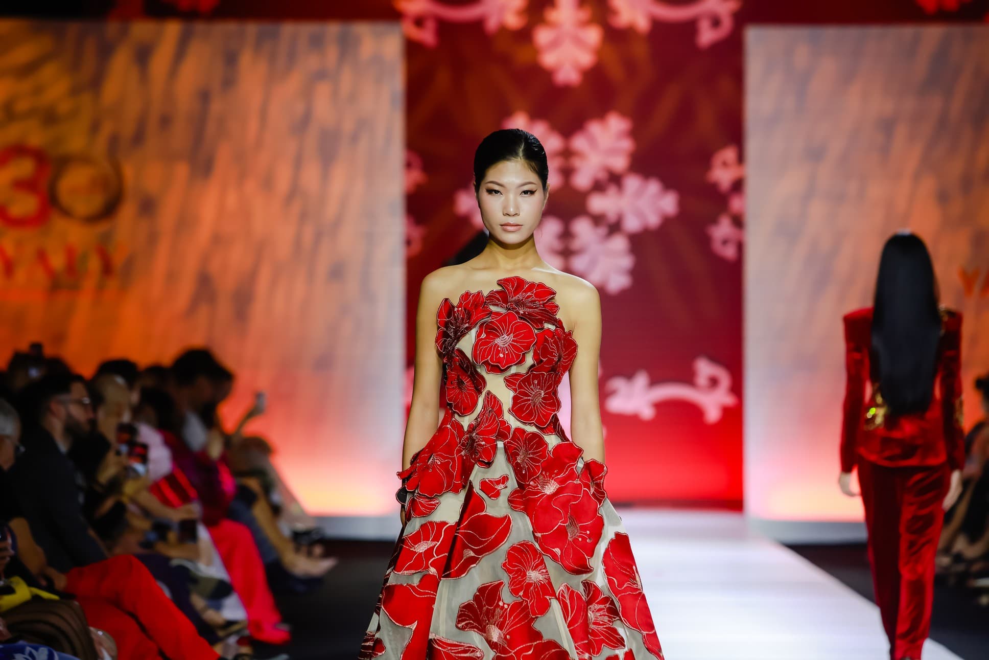 ĐẦM HOA ĐỎ KIÊU SA.
