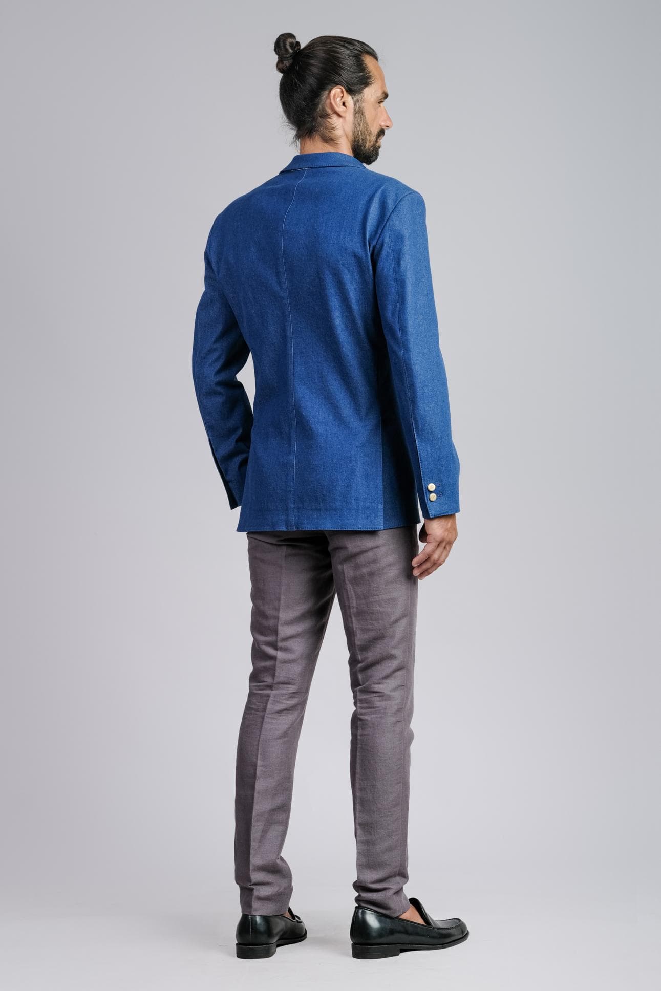 JACKET DENIM ĐỘT CHỈ VÀ QUẦN LINEN SLIM-FIT.