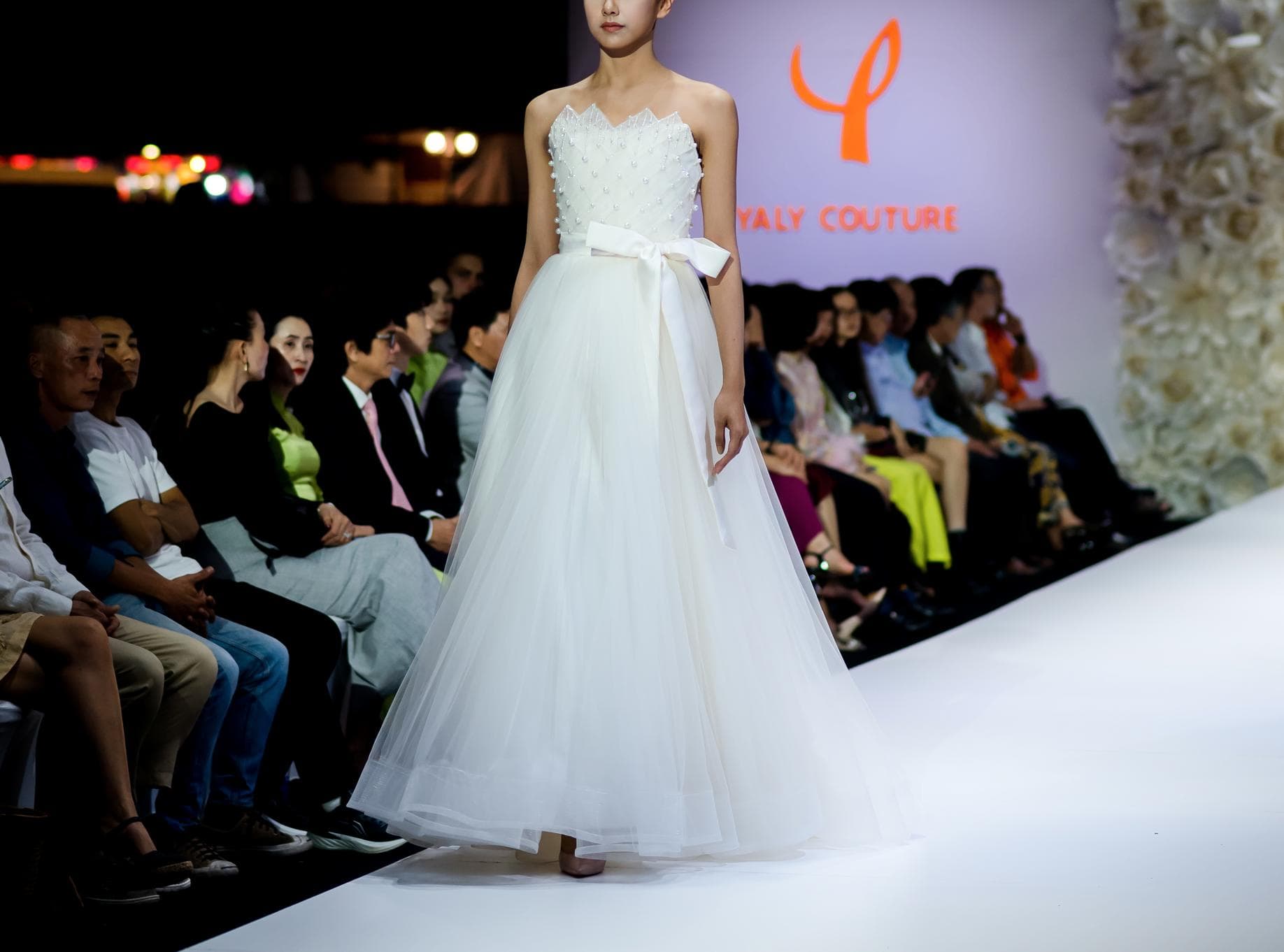ĐẦM TRẮNG DÀI CÓ ĐÍNH ĐÁ