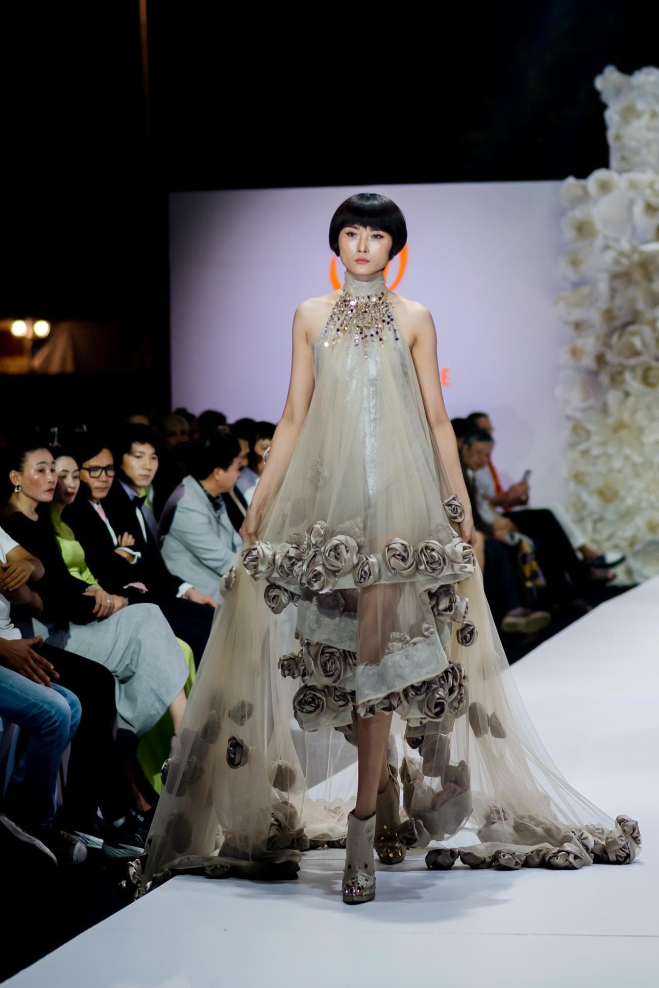 ĐẦM LƯỚI DÀI ĐÍNH HOA HỒNG VÀ CƯỜM Ở CỔ