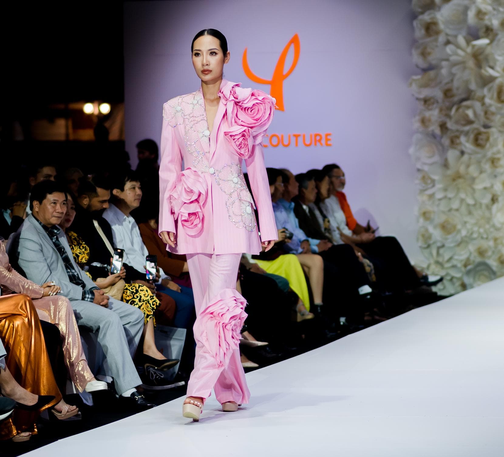 ÁO JACKET HỒNG THÊU ĐÍNH HOA