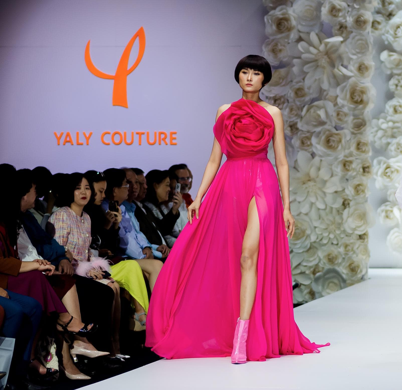 ĐẦM VOL MÀU HỒNG DÀI ĐÍNH HOA HỒNG