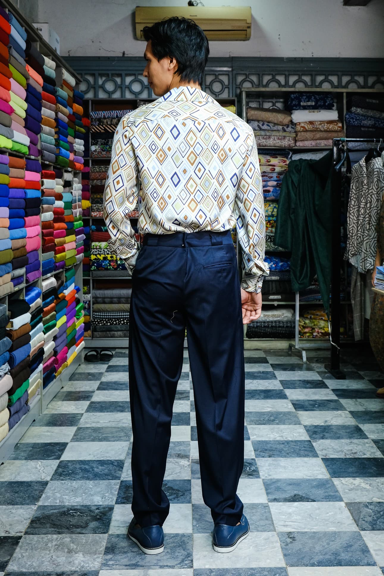 SƠ MI 100% SILK HỌA TIẾT HÌNH HỌC.