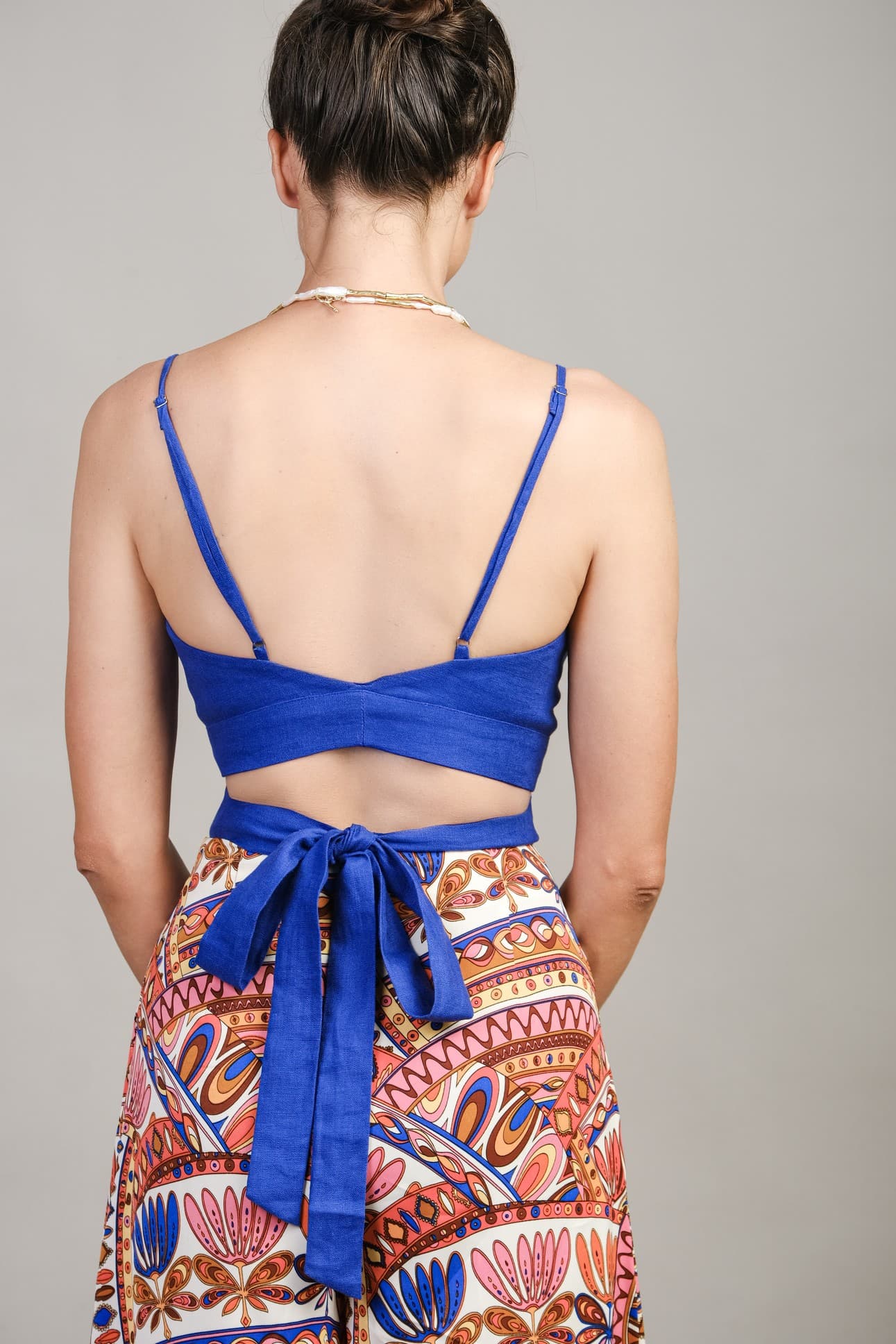 ÁO CROP CỔ V CHOÀNG QUA