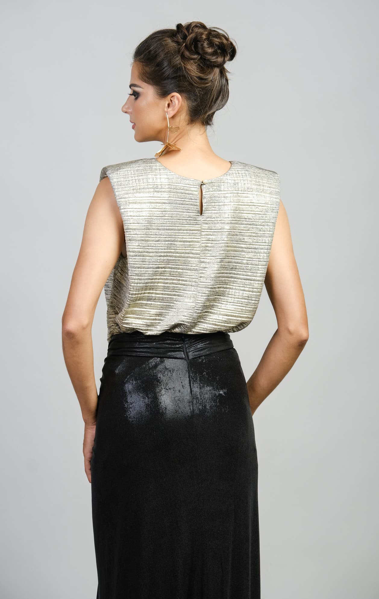 LUMINOUS SLEEVELESS METALLIC TOP