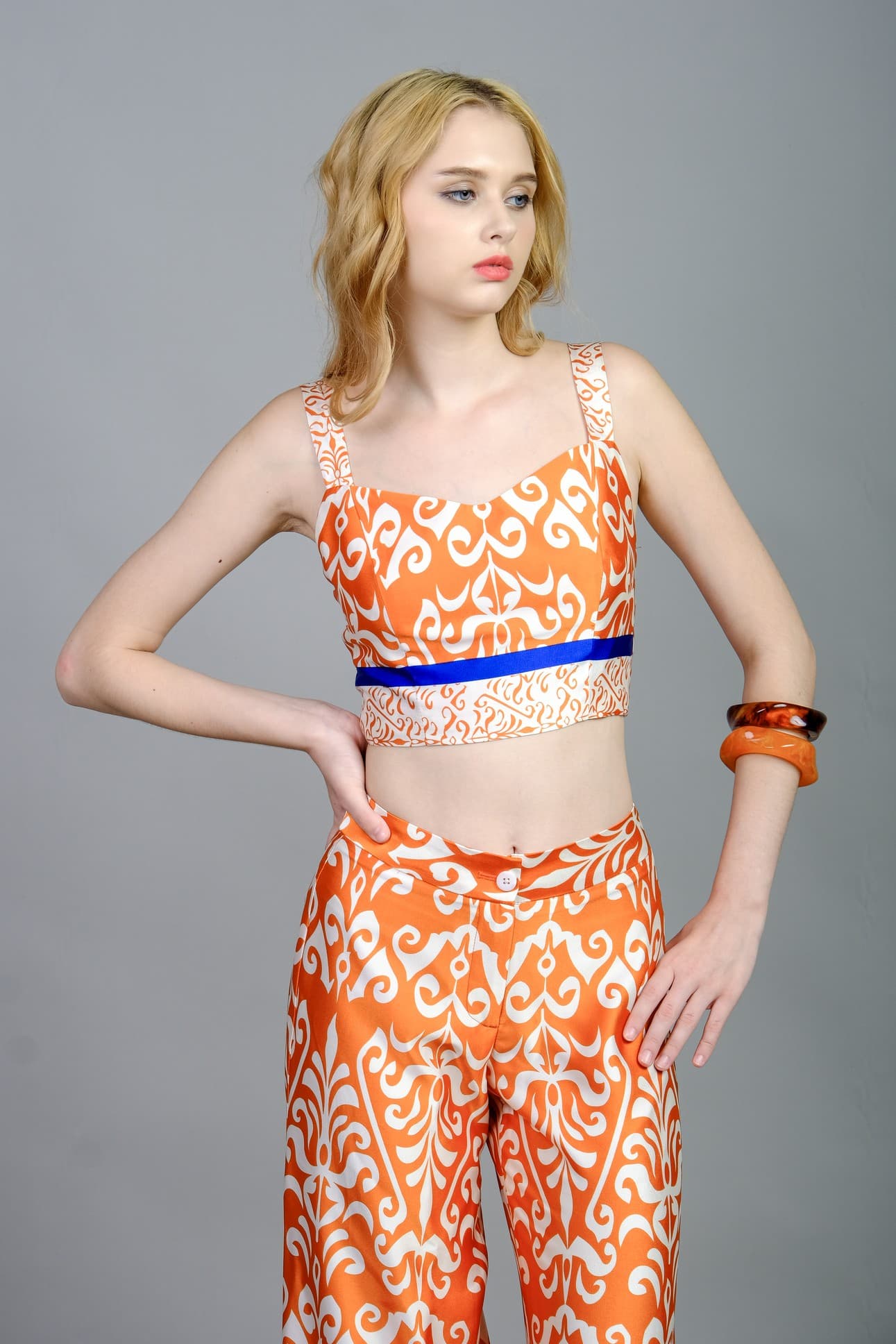 ÁO CROP-TOP VẢI LỤA HOA VĂN NỔI BẬT