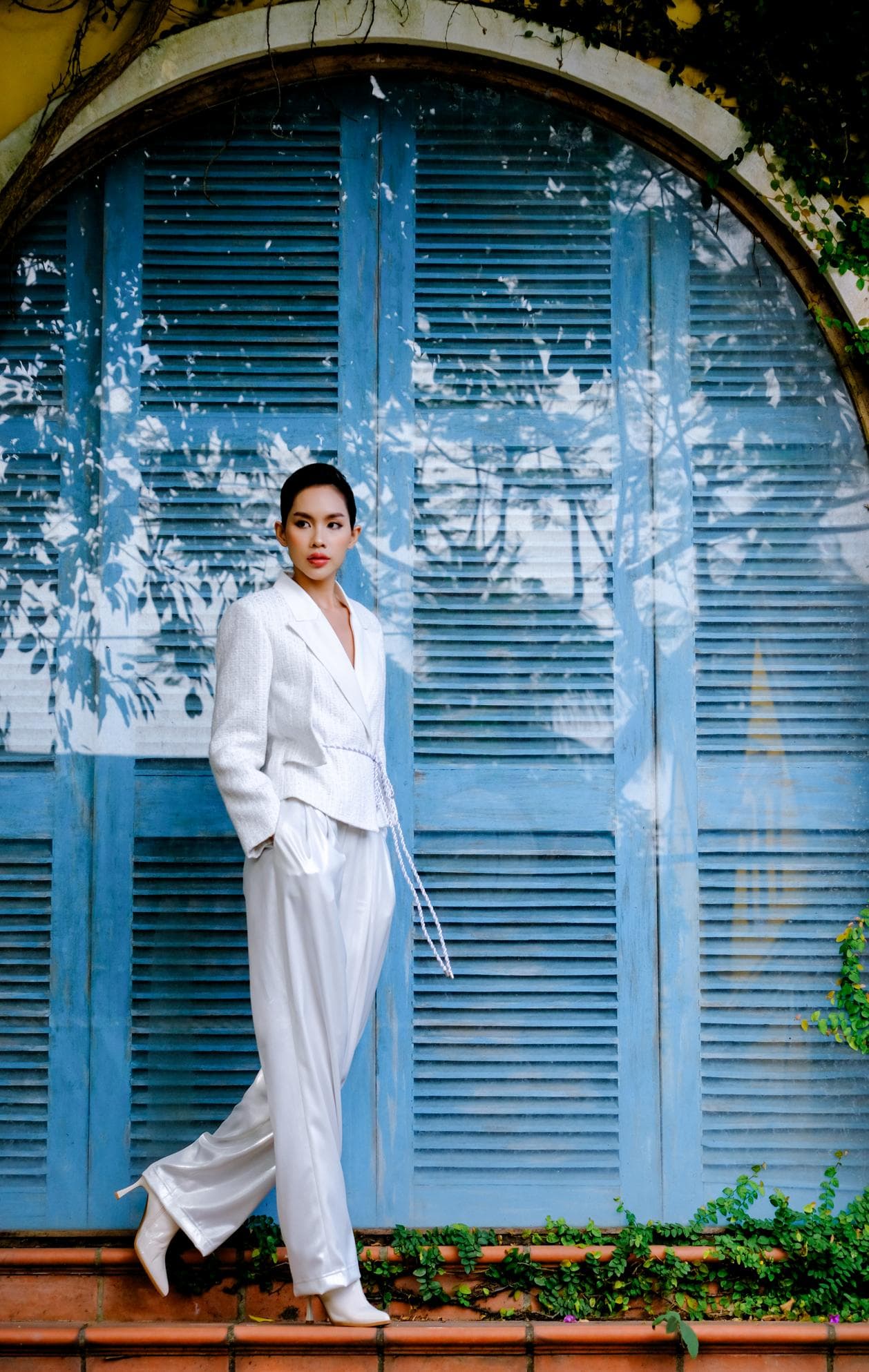 CHIC CUT-OUT WHITE TWEED JACKET