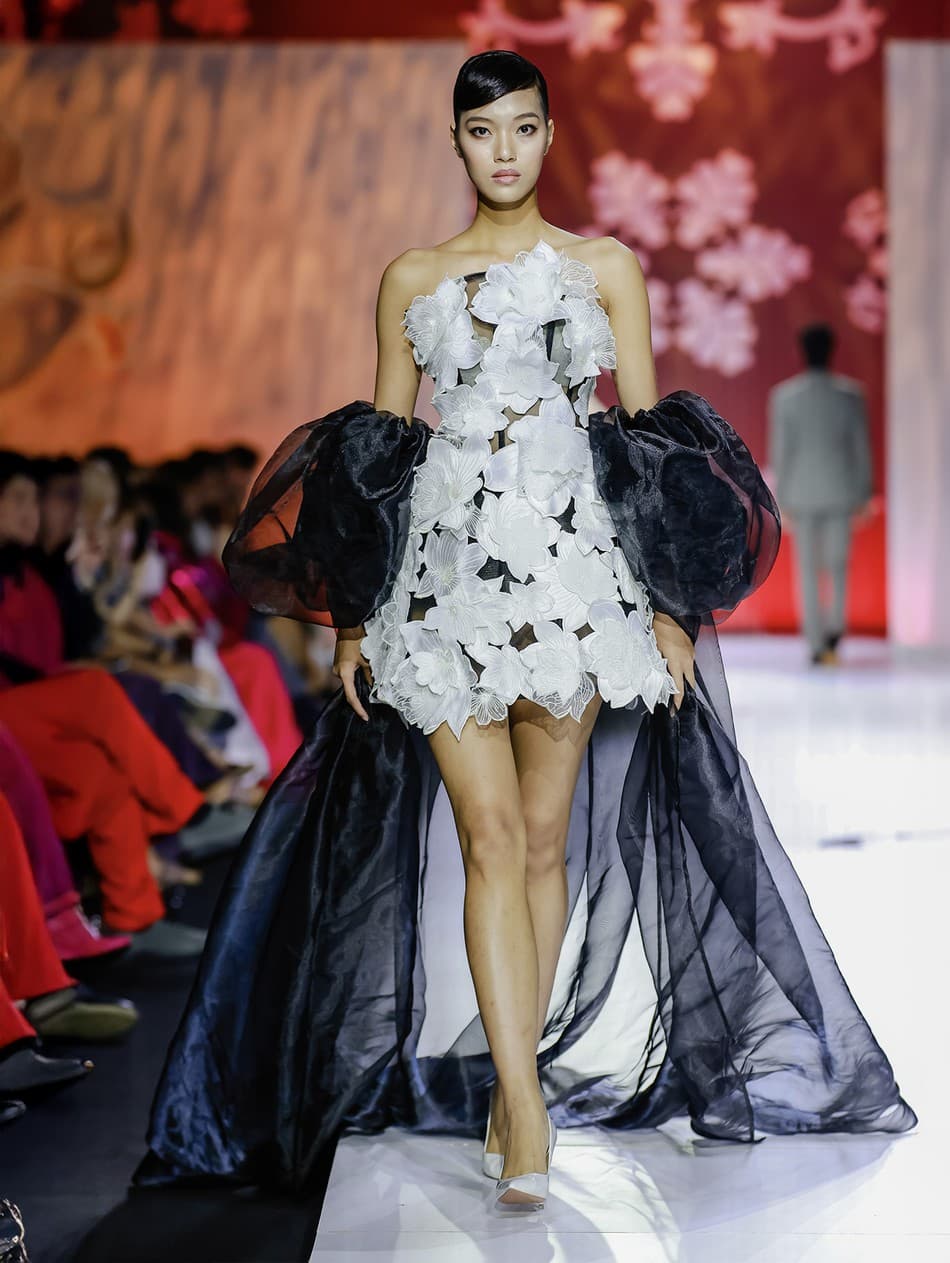 ĐẦM HOA 3D TRẮNG VÀ CAPE TAY PHỒNG.