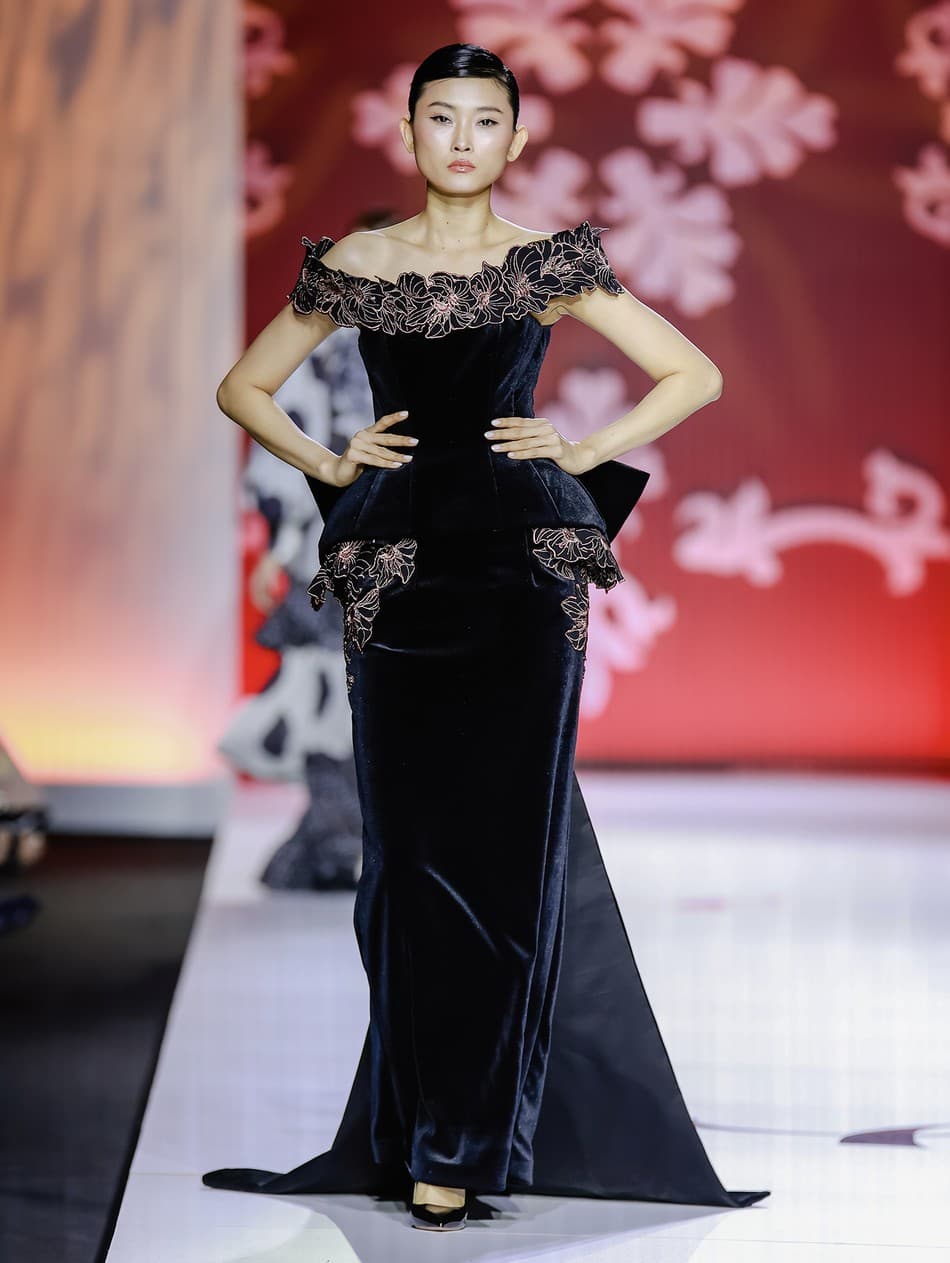BỘ NHUNG ĐEN TRỄ VAI SANG TRỌNG.