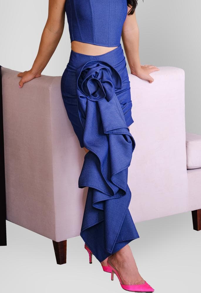 CHÂN VÁY JEANS VỚI TRANG TRÍ HOA HỒNG