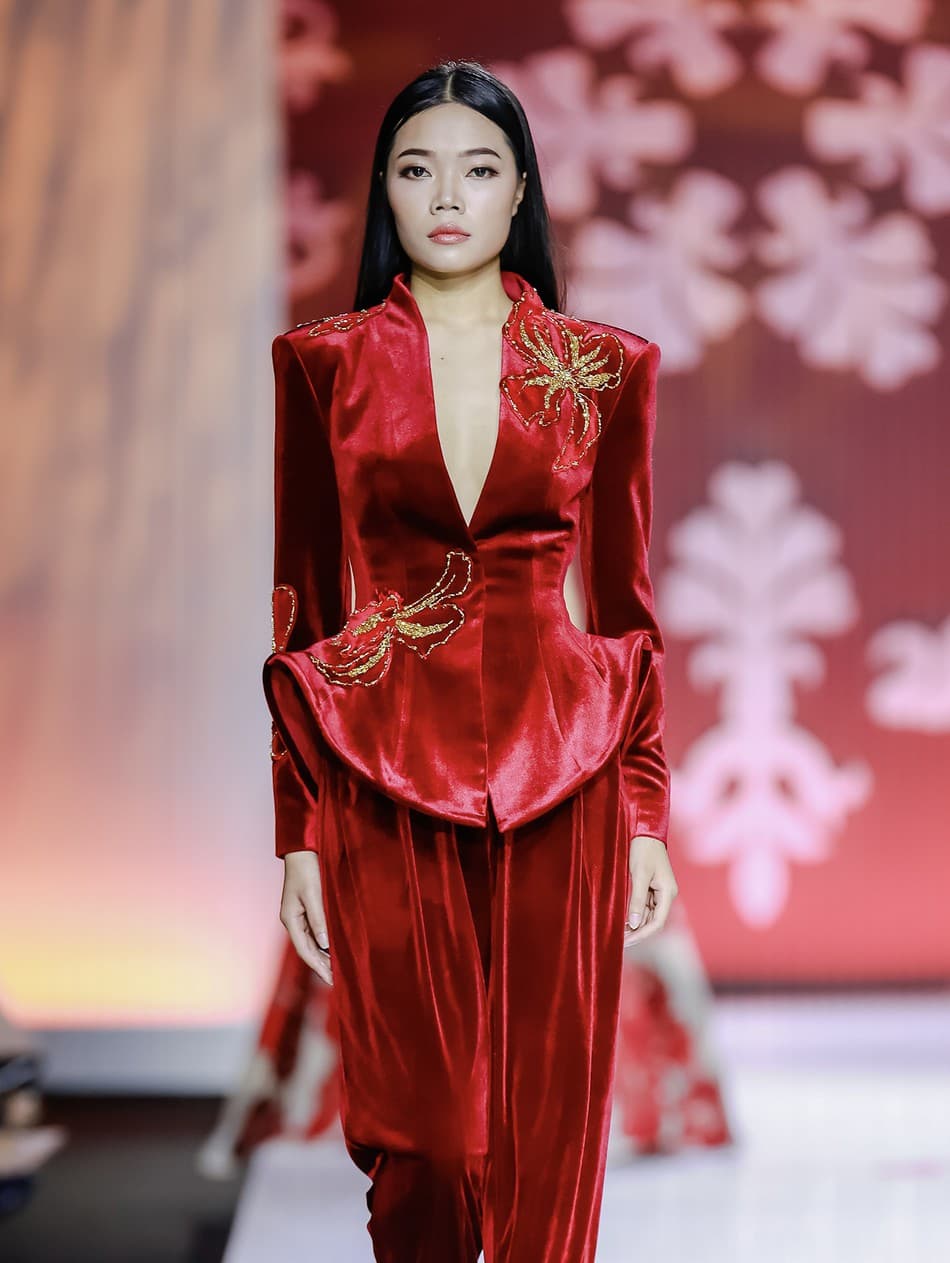 JACKET NHUNG CỔ DỰNG HỌA TIẾT CƯỜM.