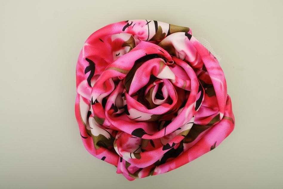 COLORFUL HAND-CRAFTED ROSE BLOOMS