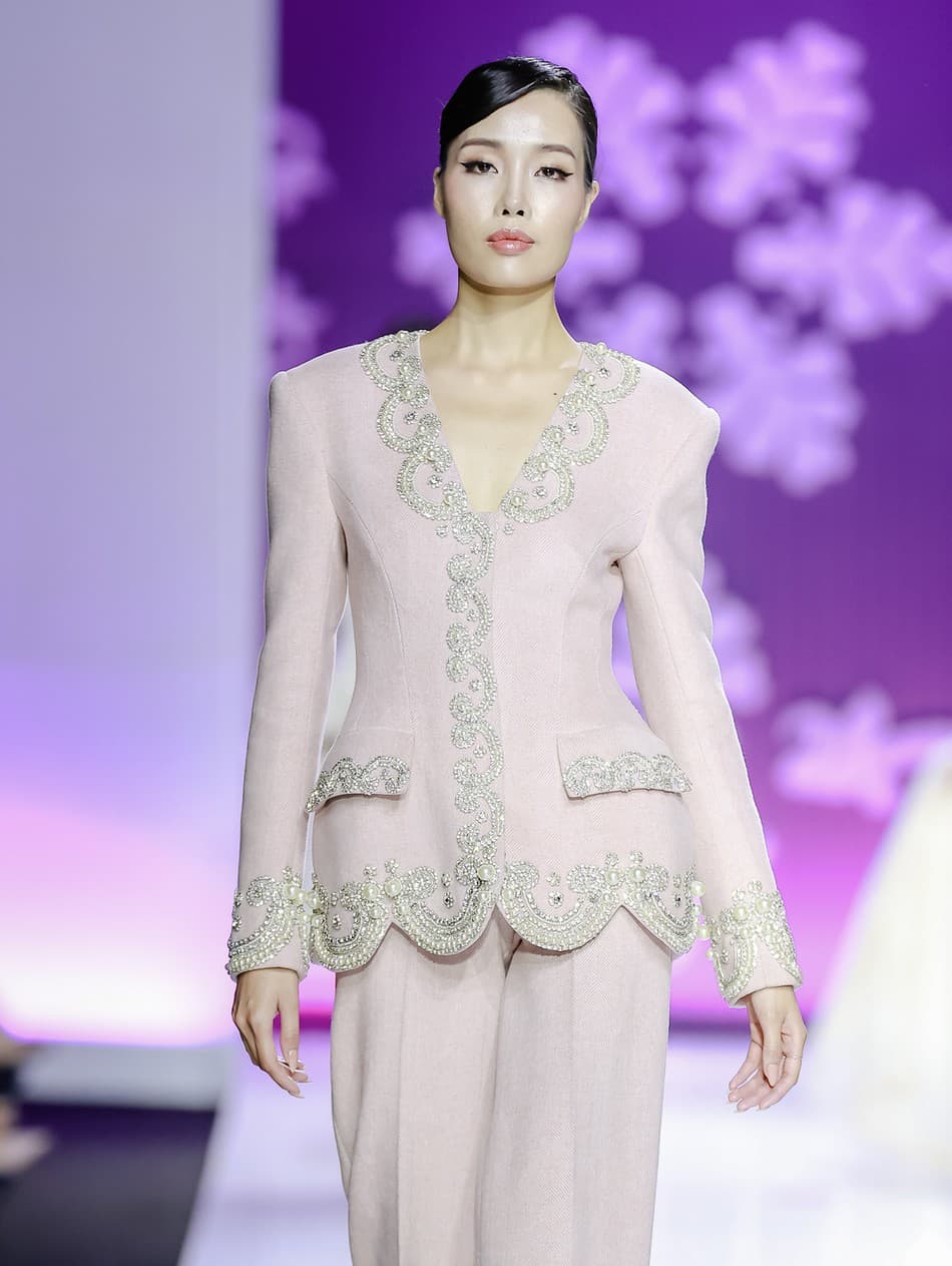 JACKET CỔ V HỌA TIẾT CƯỜM SANG TRỌNG.