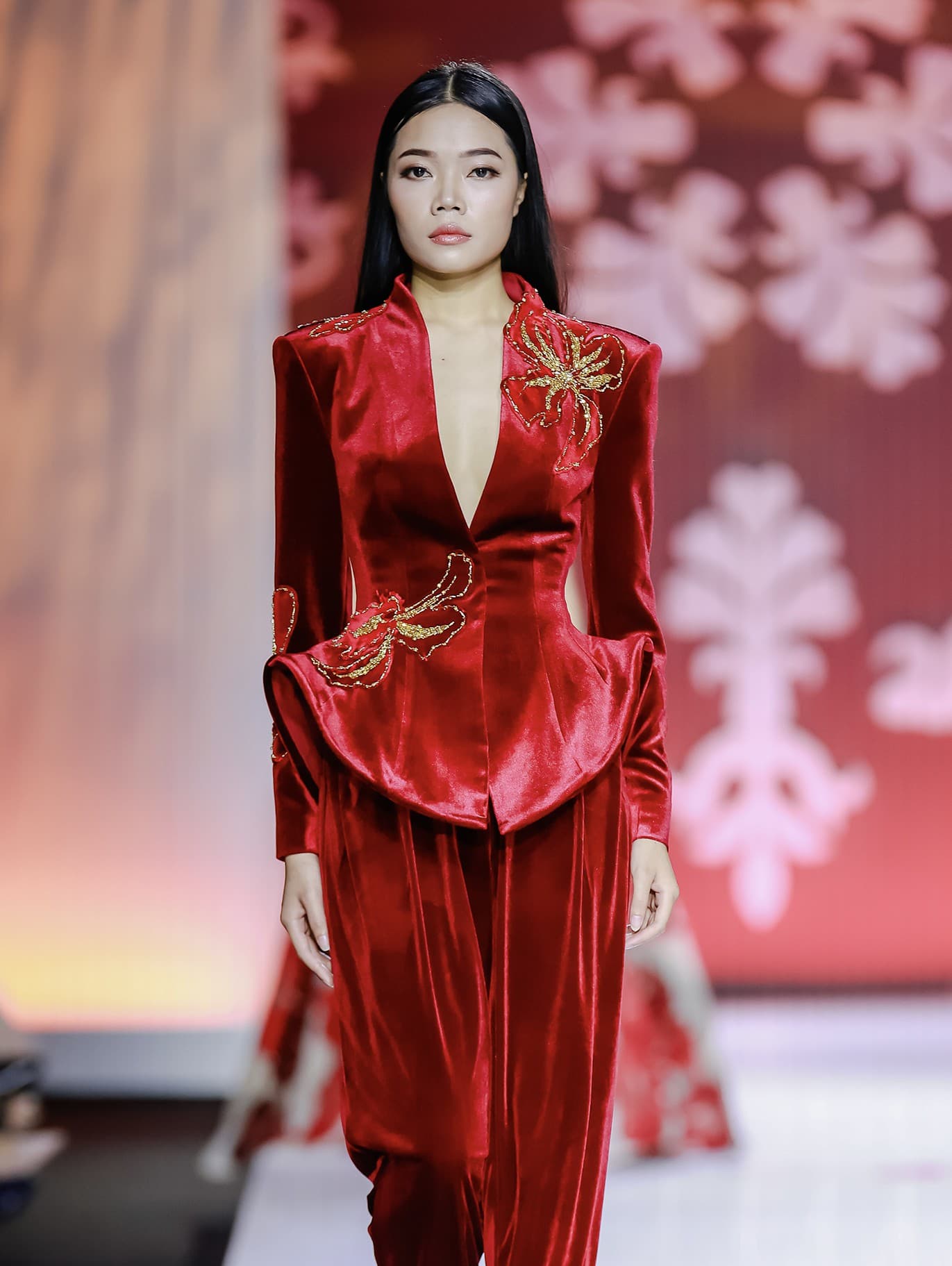 JACKET NHUNG CỔ DỰNG HỌA TIẾT CƯỜM.