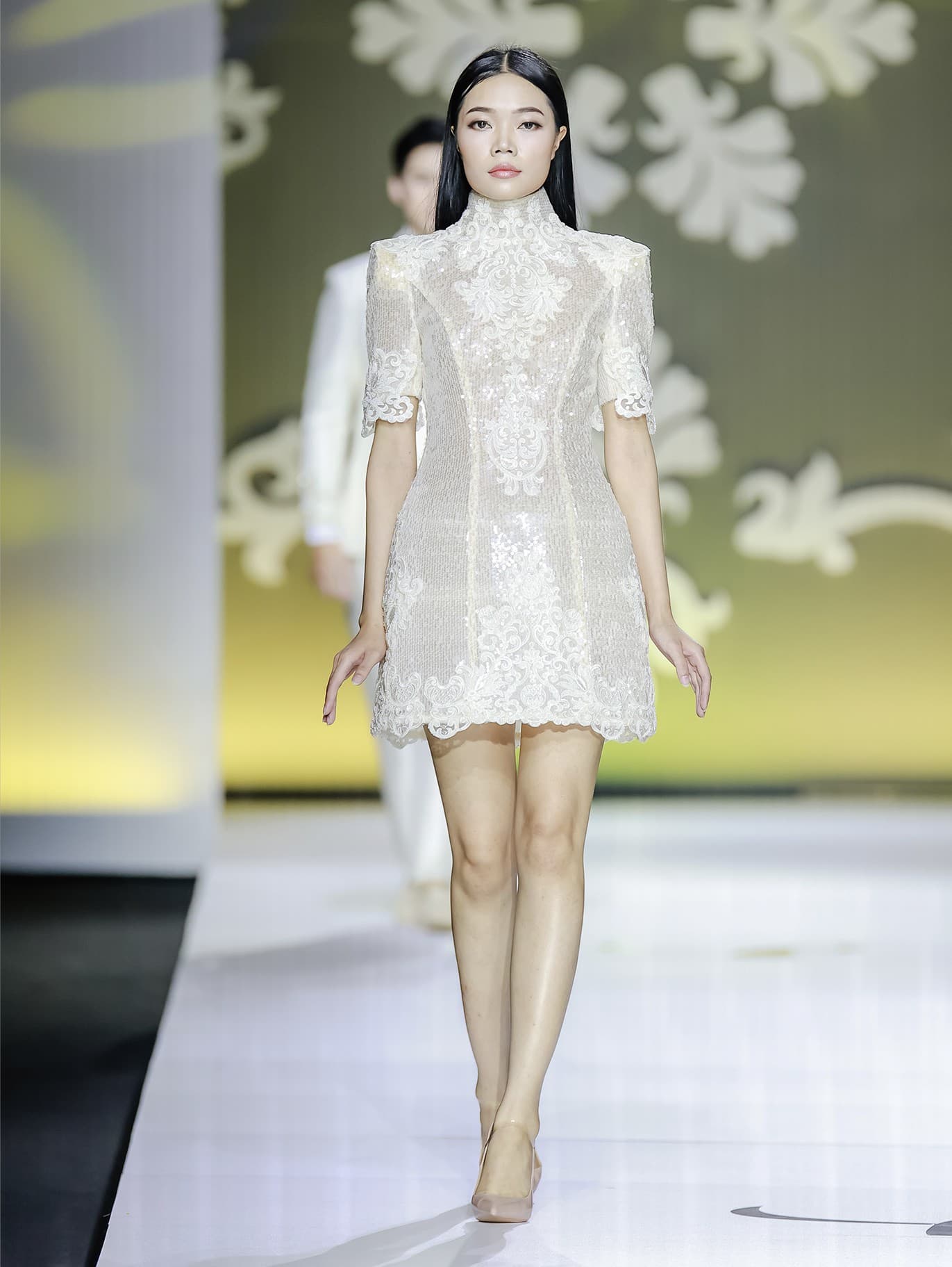 ĐẦM REN KIM TUYẾN DÁNG ÔM THANH LỊCH.