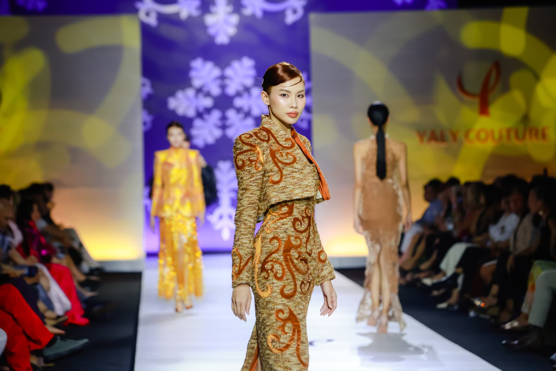 JACKET NGẮN VAI GỒ THỜI TRANG.