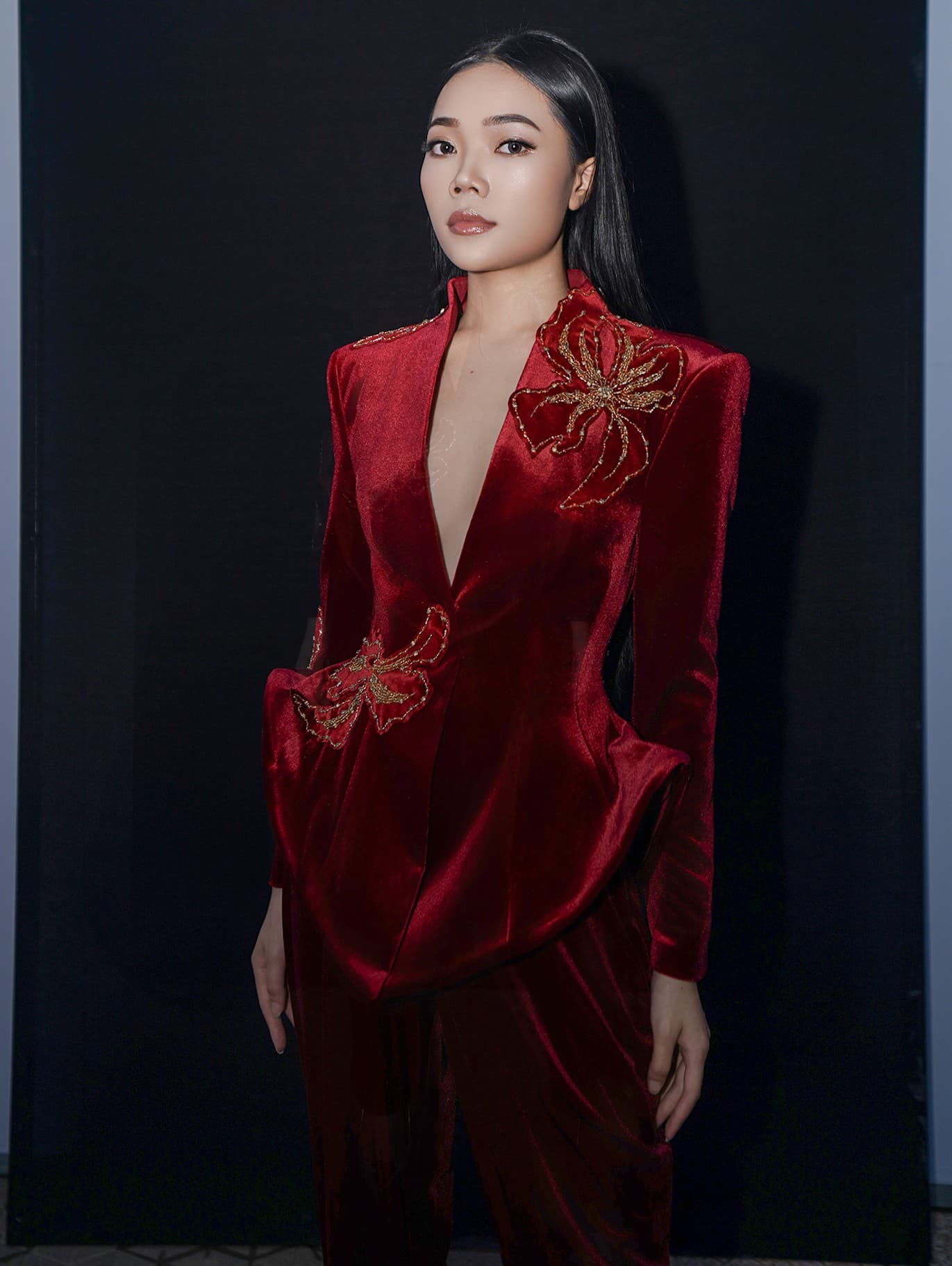 JACKET NHUNG CỔ DỰNG HỌA TIẾT CƯỜM.