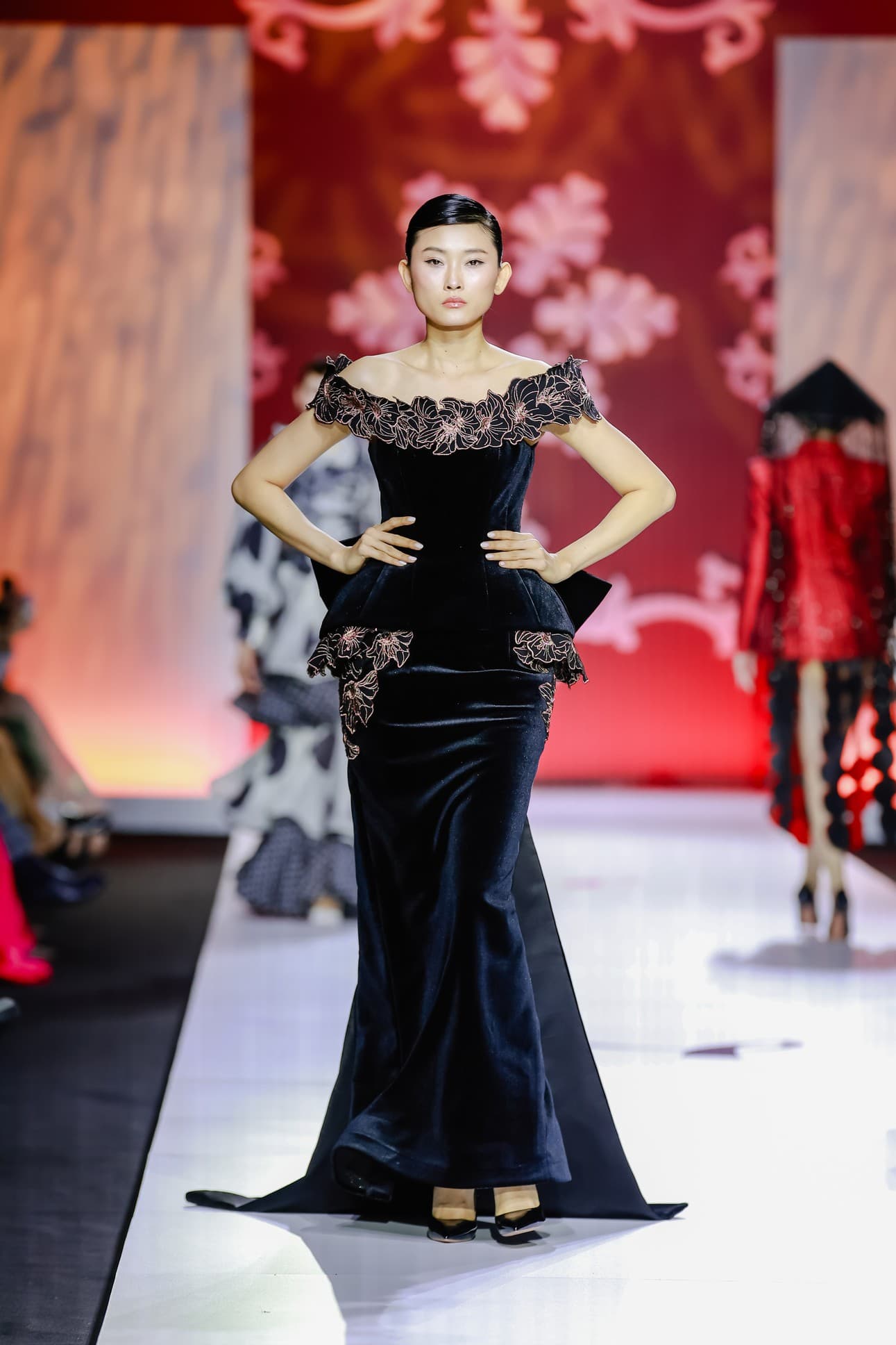 ÁO CORSET NHUNG ĐEN TRỄ VAI.