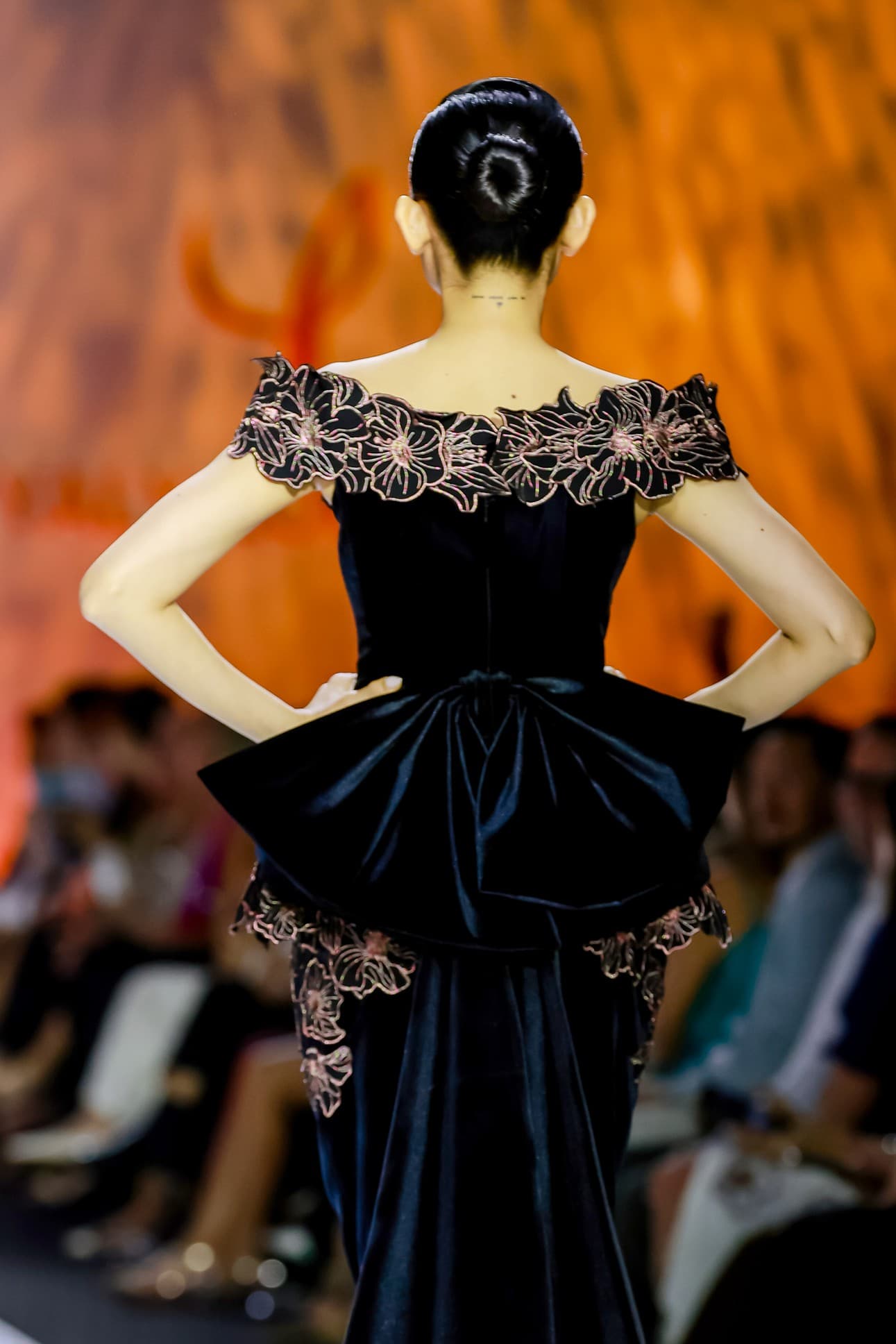 ÁO CORSET NHUNG ĐEN TRỄ VAI.