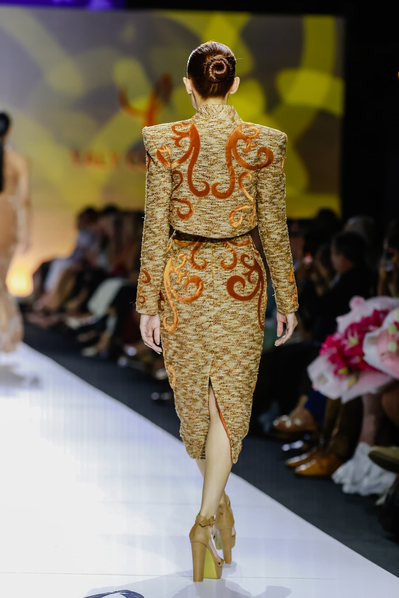 JACKET NGẮN VAI GỒ THỜI TRANG.