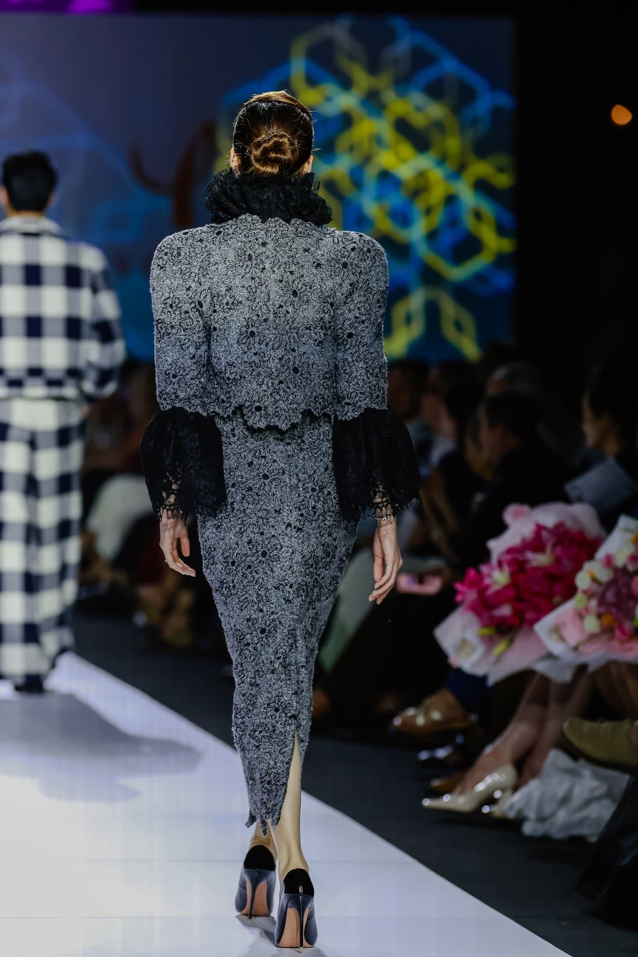 JACKET DẠ NGẮN VAI GỒ.