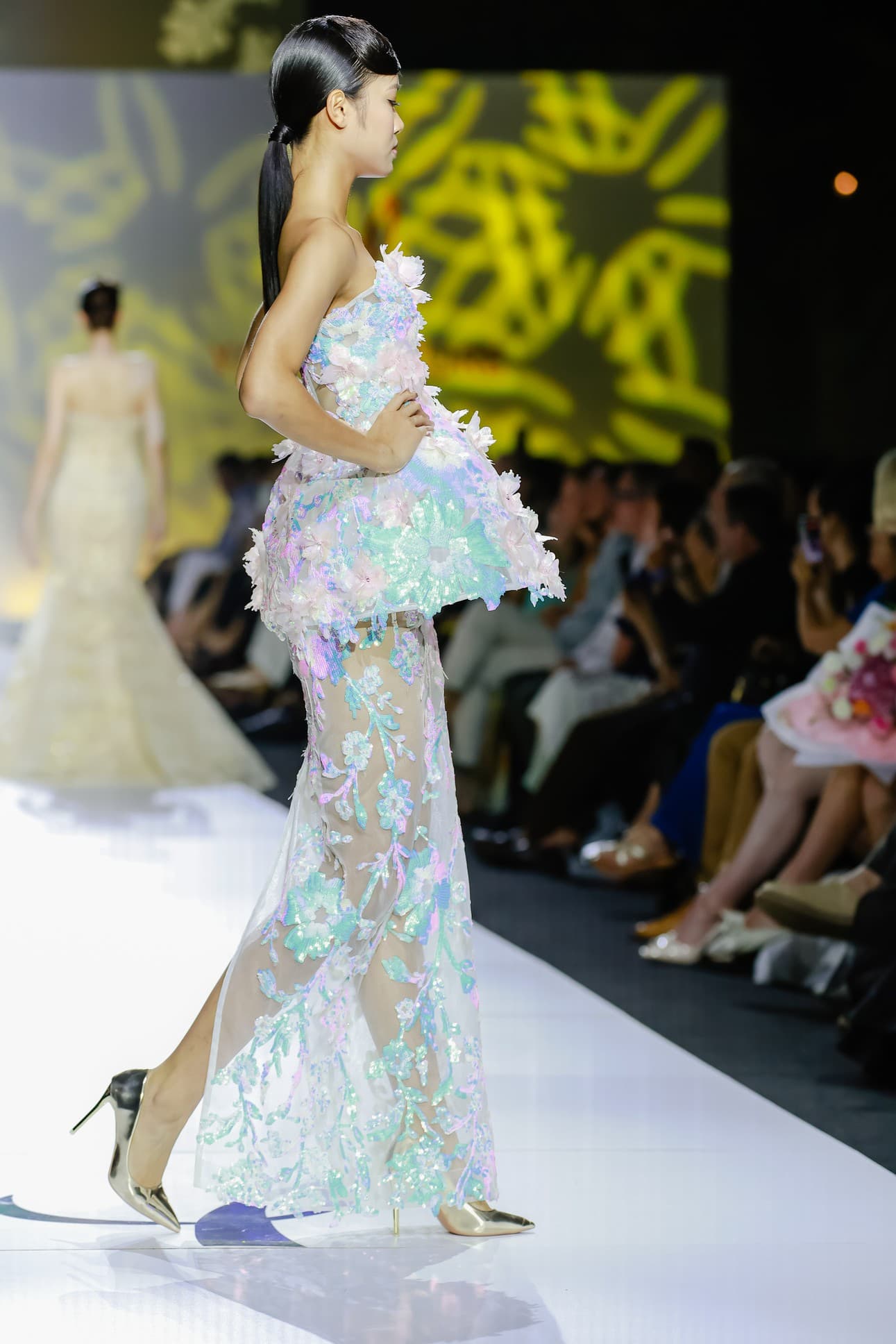 CORSET LƯỚI CÚP NGỰC HOA THỦ CÔNG.