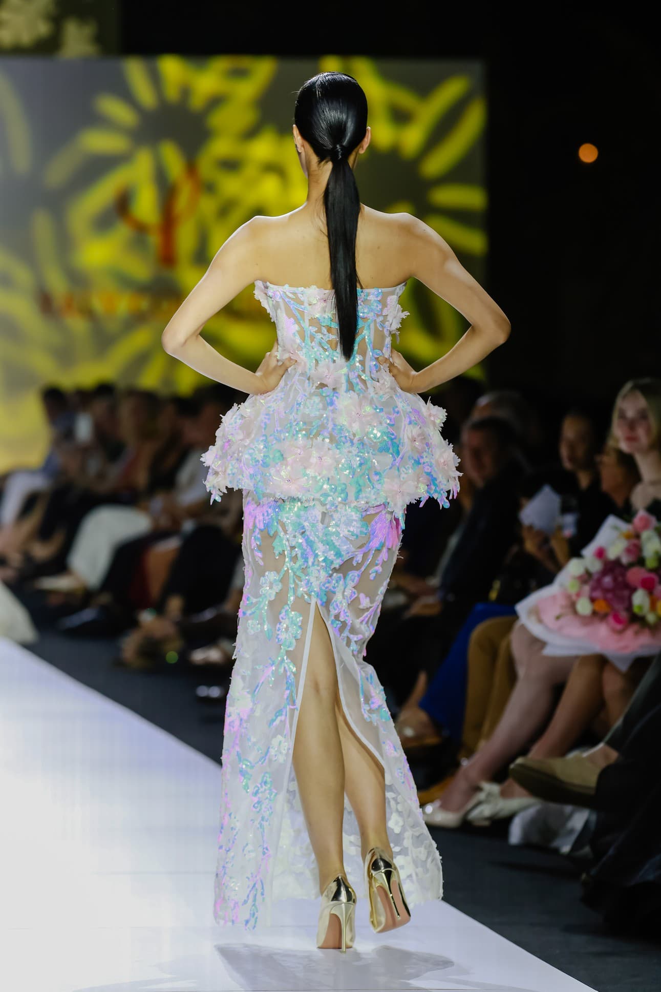 CORSET LƯỚI CÚP NGỰC HOA THỦ CÔNG.